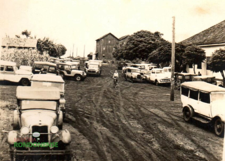 Estacionamento em frente ao extinto Salão Wayhs no dia da posse de Arlindo Alberto Lamb como primeiro prefeito eleito de Marechal Cândido Rondon.  Pelo estado da rua, aspecto barrento, vemos que choveu na véspera da posse de Arlindo Alberto Lamb. 
Imagem: Acervo da família de Arlindo e Norma Lamb