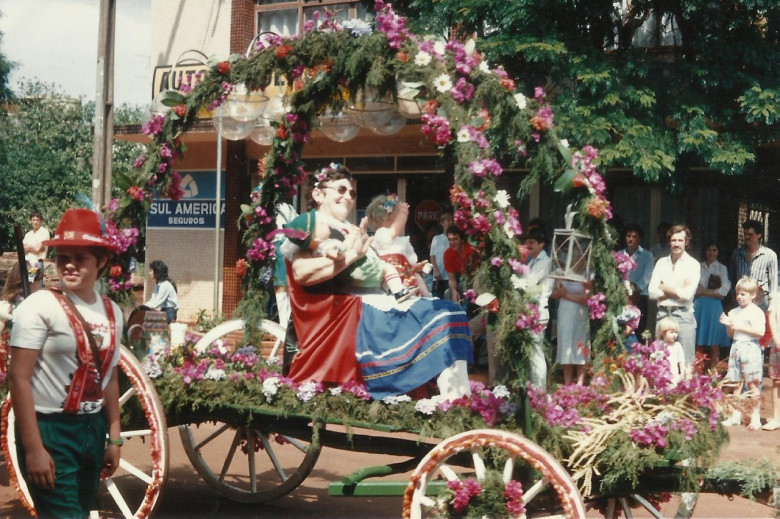 Outros momento do desfile da matriarca Alice Weirich na Rua Sete de Setembro. 
Imagem: Acervo Família Weirich