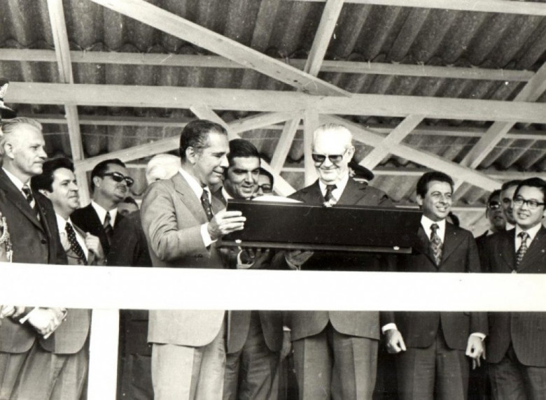 Mais um  instantâneo da entrega da lembrança. Da esquerda à direita: 1º - vereador Waldi Winter (de bigode); 2º - deputado federal Norton Macedo: e 3º - contabilista Plínico Kleemann (de óculos escuros).
