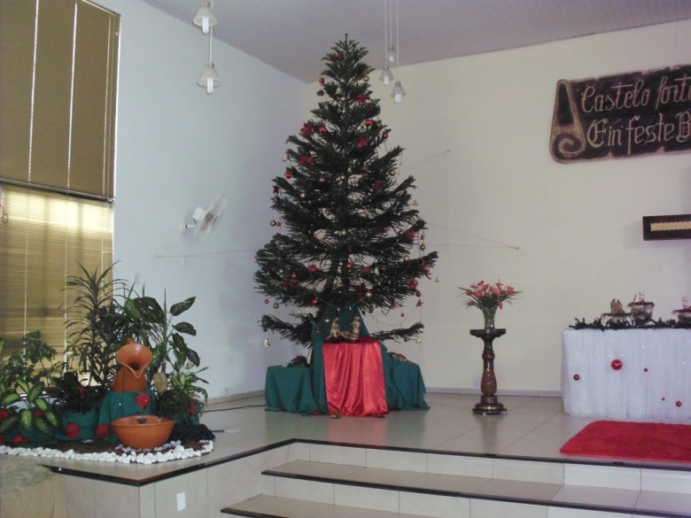 Pinheiro de Natal na Igreja Evangélica Congregacional de Marechal Cândido Rondon. 
Imagem: Acervo Memória Rondonense