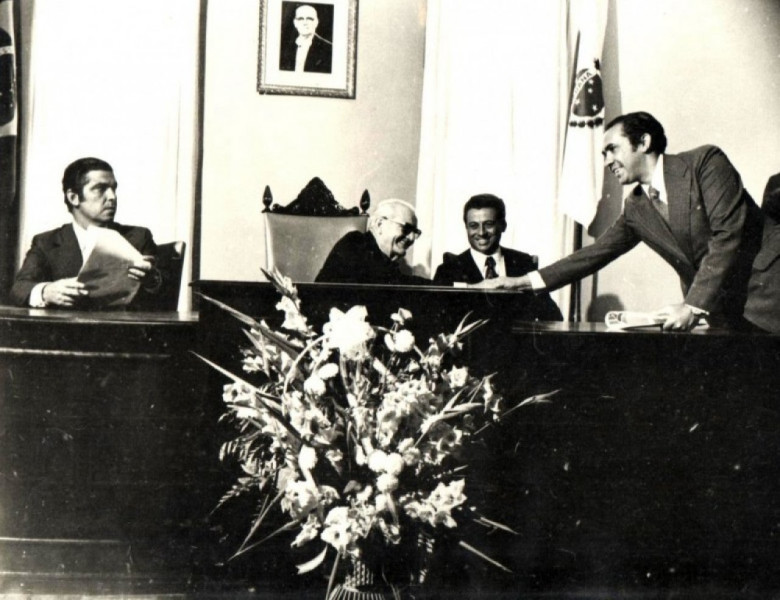 Outra imagem da solenidade de assinatura de convênios.