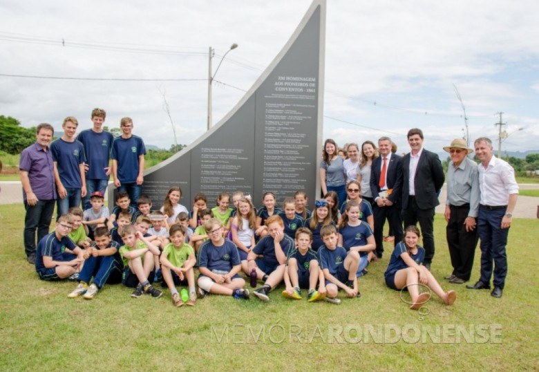 Inauguração do Memorial aos povoadores da antiga Fazenda Conventos, princípio da colonização de Lageado (RS). à esquerda, professor Rui Griesing e alunos do Colégio Sinodal de Conventos. À direita, Thomas Schmitt (cônsul da Alemanha, em Porto Alegre),  Marcelo Caumo (prefeito municipal de Lageado), morador de Conventos e José Paulo Richter (filho do professor Waldemar Richter. 
Imagem: Acervo jornalista Heinz Schmidt - Cascavel. 