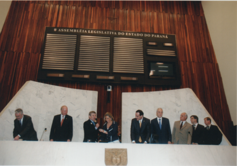Componentes da Mesa Oficial da Sessão Solene Comemorativa.
Da esquerda à direita: Heinz-Peter Behr, cônsul da Alemanha em São Paulo; Siegfried Prot von Kunov, embaixador da Alemanha no Brasil; deputado estadual Elio Lino Rusch, deputada estadual Cida Borghetti, presidente da sessão solene; deputado estadual Reinold Stephanes Júnior, ministro da Agricultura, Reinold Stephanes; desembargador Sérgio Arenhart, representante do presidente da Tribunal de Justiça do Estado do Paraná; Itamar Ribeiro, diretor geral dos Correios no Paraná e deputado estadual Elton Welter. 