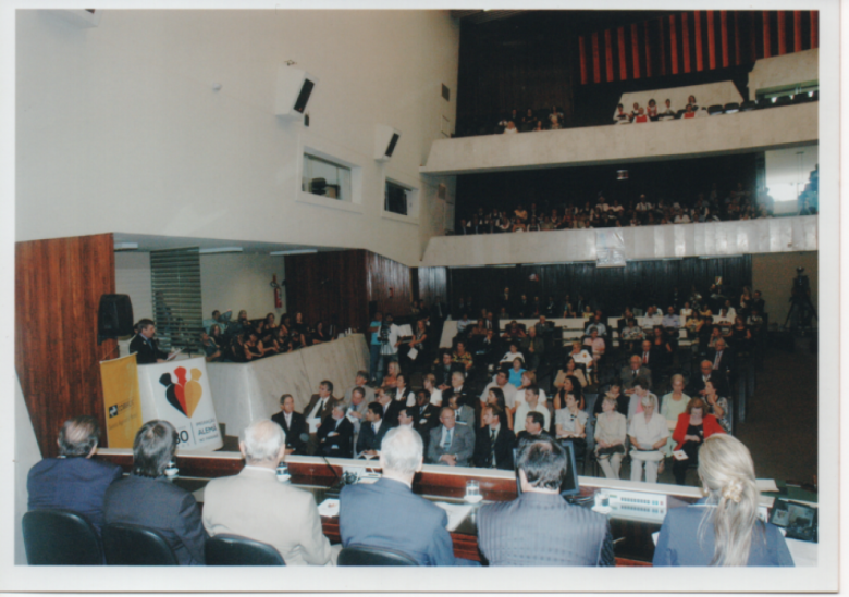 Deputado Elio Rusch em seu discurso na tribuna da Assembleia Legislativa do Estado do Paraná.