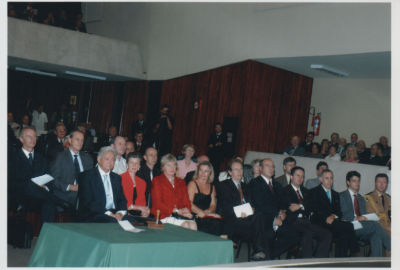 Outra vista do público e a mesa posta para o lançamento do selo comemorativo.
