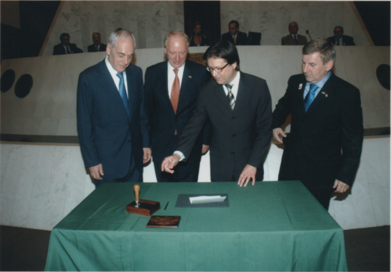 Autoridades para o lançamento do selo comemorativo aos 180 Anos da Imigração Alemã no Paraná.
Da esquerda à direita: ministro da Agricultura, Reinold Stephanes, Siegfried Prot von Kunov, embaixador da Alemanha no Brasil; Itamar Ribeiro, diretor regional dos Correios no Paraná, e deputado estadual Elio Lino Rusch.
