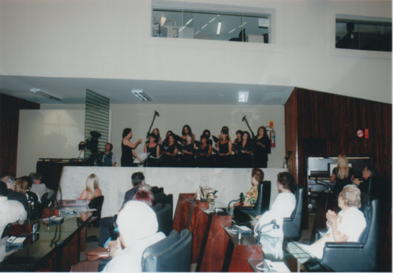 Coral Collegium Cantorum regido pela maestrina Helma Haller, entre as muitas interpretações que realizou durante a sessão solene comemorativa.