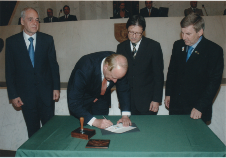 Siegfried Prot von Kunov, embaixador da Alemanha no Brasil, assinando a segunda peça do Edital do lançamento do selo comemorativo.