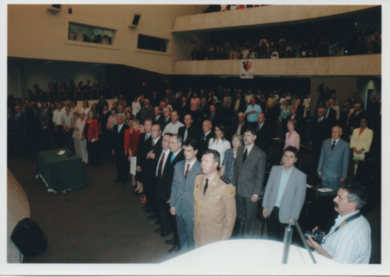 Entoação do Hino Nacional Brasileiro pelo  coral Collegium Cantorum, de Curitiba, son a regência da maestrina Helma Haller. 