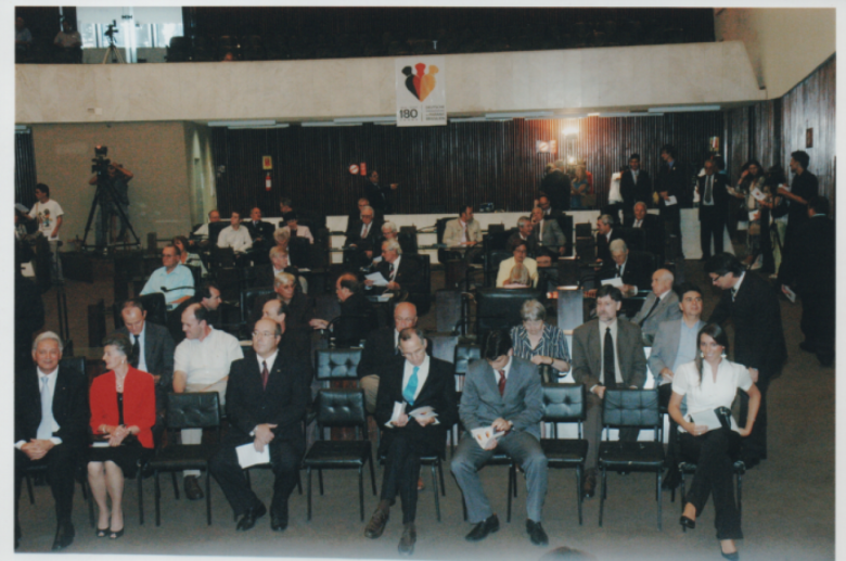 Vista do público e autoridades.
Da esquerda à direita, 1ª fila: casal Elizabeth e Werner Wanderer, ele gerente da Câmara de Comércio Brasil-Alemanha, escritório de Brasília. Os demais não identificados.
Na segunda fila:  Manfred Alfonso Dasembroch,  diretor-presidente da Sicredi no Paraná; e Jaime Basso, diretor-presidente da Sicredi Vale do Piquiri Abcd PR/SP. Demais não identificados. 
