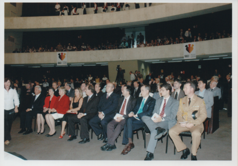 Público e autoridades.
Da esquerda à direita, primeira fila: Werner Wanderer e esposa Elizabeth; esposa do embaixador da Alemanha, Friedrich Prot von Kunov; esposa do cônsul da Alemanha em São Paualo, Heinz-Peter Behr e Adrian Treunfelds, cônsul honorário da Alemanha em Rolândia (PR). Demais não identificados. 