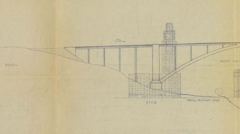 Comparação da altura do ponte com o edifício da Estação D. Pedro II, na cidade do Rio de Janeiro.
Imagem: Acervo arquiteto Walter Dysarsz - Foz do Iguaçu. 
