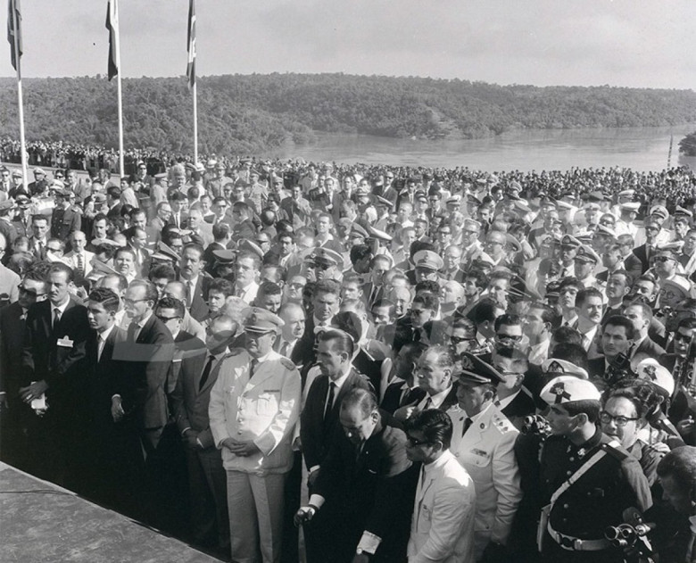 Público presente na solenidade de inauguração da Ponte da Amizade.
Imagem: Acervo Walter Dysarsz - Foz do Iguaçu / Facebook.