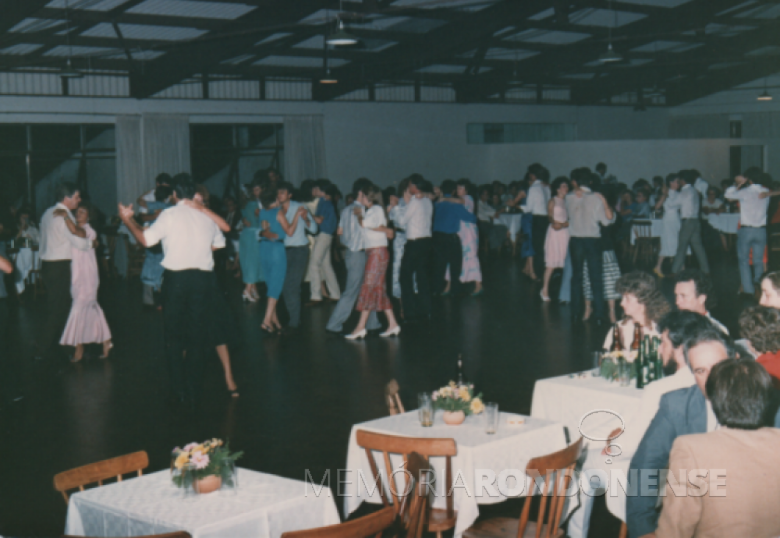 Convidados participando do baile do evento de premiação.
