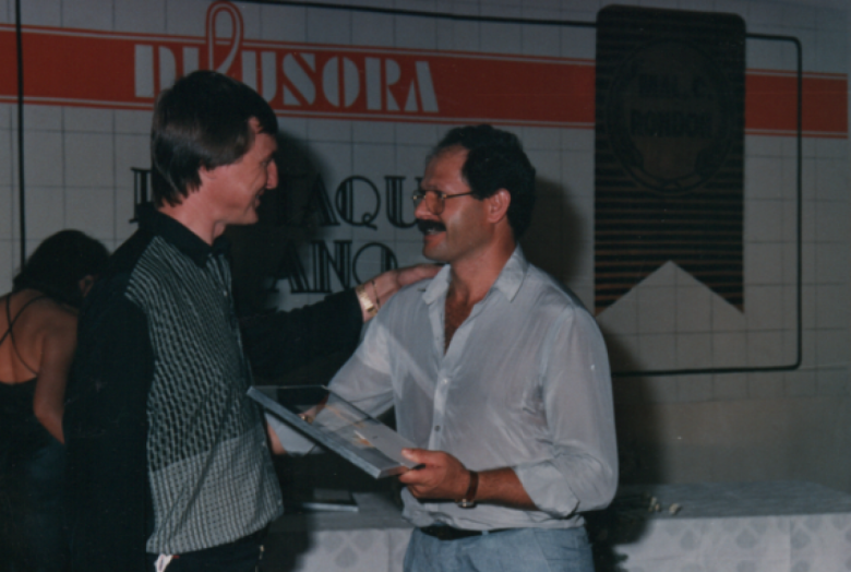 Empresário Hilário Antonio Datsch, proprietário da empresa Antares, recebendo o diploma na categoria de Indústrias Metalúrgicas, de Cimento e Cerâmicas, das mãos de Humberto Munaro, chefe de gabinete da Prefeitura Municipal de Santa Helena. 