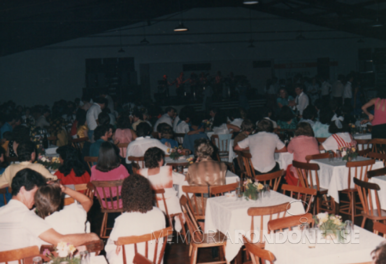 Outro instantâneo de convidados ao evento 