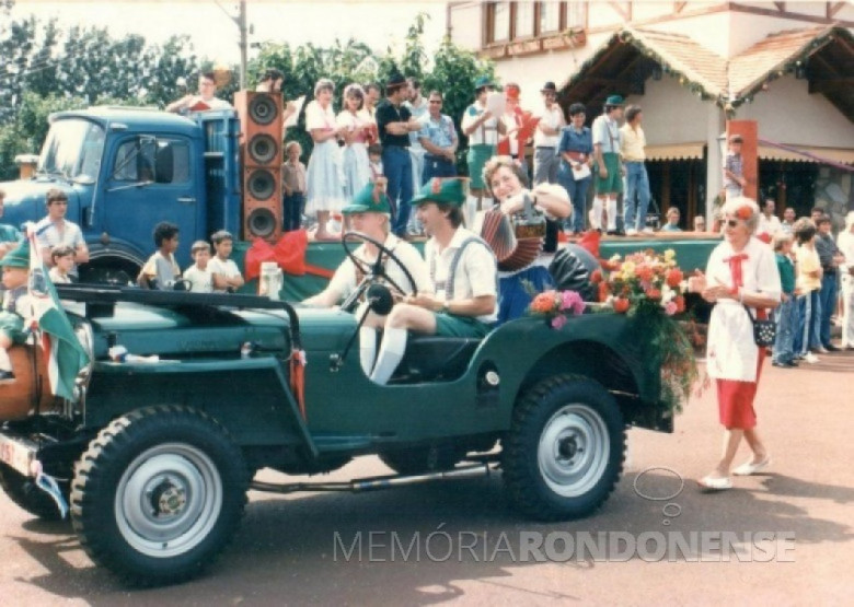 || Desfile da pioneira Alice Weirich (com sanfona) e os filhos Pedro e