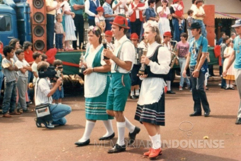 || Desfile do grupo de tiro ao alvo e damas da sede distrital de Iguiporã.