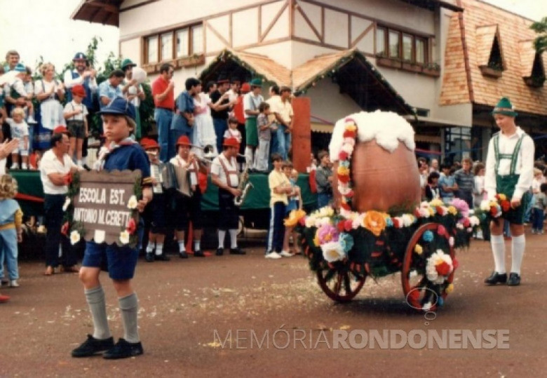 || Desfile do carro alegórico do Colégio Estadual Antonio Maximiliano Ceretta. O menino que carrega a placa indicativa é Diógenes de Souza.