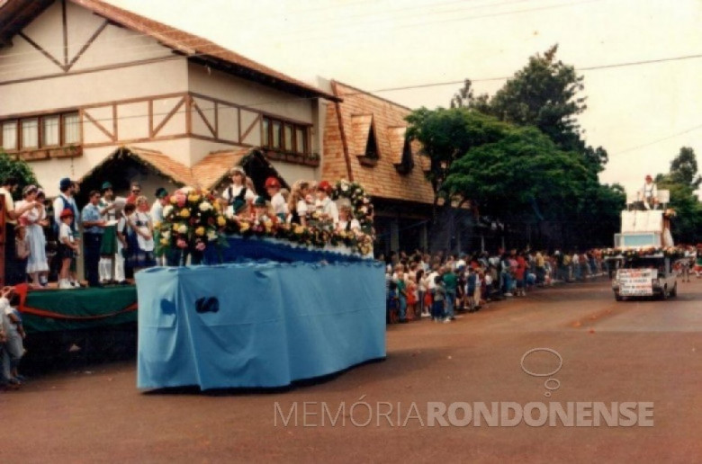 || Desfile de mais um carro alegórico do grupo Swift-Armour homenageando os imigrantes, simbolizado com um barco com dezenas de crianças.