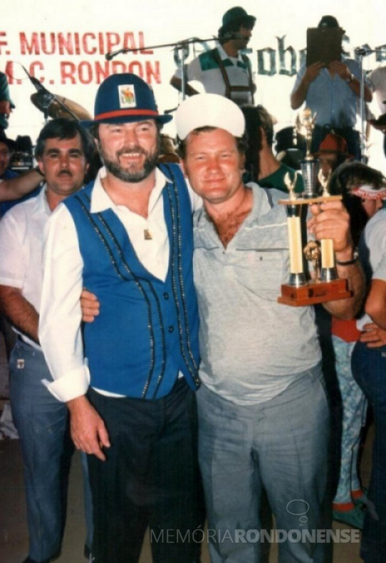 || Prefeito Municipal Ilmar Priesnitz, de chapéu preto, junto com o empresário Nelson Knaul, de Arroio Guaçu, com o troféu conquistado num dos eventos da 1ª Oktoberfest.