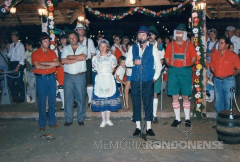 || Prefeito Ilmar Priesnitz procedendo a abertura da 1ª Oktoberfest de Marechal Cândido Rondon, em 1987. Da esquerda a direita: vice-prefeito Ademir Antonio Osmar Bier, vereador Ariovaldo Luiz Bier, 1ª dama, professora Edite Feiden, e do outro do prefeito, o Opa Fass da Oktoberfest, Helio Elpidio Zachow.