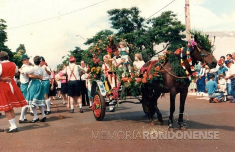 || Outro carro alegórico desfilando na Rua Sete de Setembro. Não identificado o condutor.

Desfile do grupo folclórico infantil da então sede distrital de Quatro Pontes.