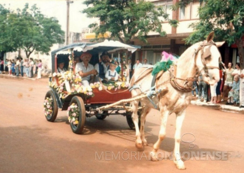 || Prefeito Ilmar Priesnitz procedendo a abertura da 1ª Oktoberfest de Marechal Cândido Rondon, em 1987. Da esquerda a direita: vice-prefeito Ademir Antonio Osmar Bier, vereador Ariovaldo Luiz Bier, 1ª dama, professora Edite Feiden, e do outro do prefeito, o Opa Fass da Oktoberfest, Helio Elpidio Zachow.