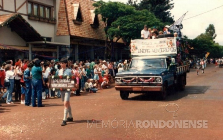 || Desfile do carro alegórico da Sociedade de Damas 