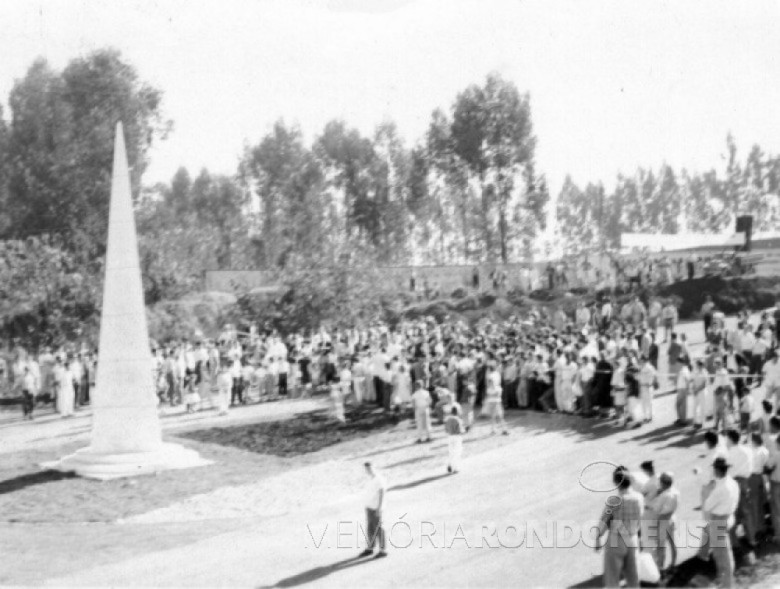 Obelisco de inauguração da Rodovia do Café, em São Luiz do Purunã, no entroncamento com a rodovia federal BR 277. Imagem: Acervo Paraná Portal.