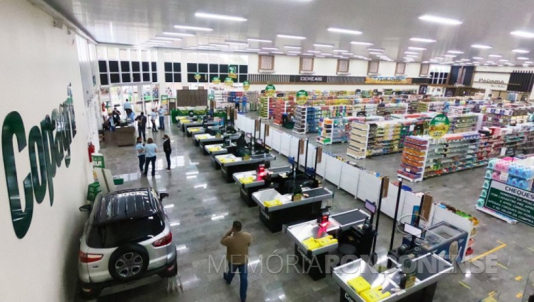 Vista interna de um dos supermercados da Copagril. 