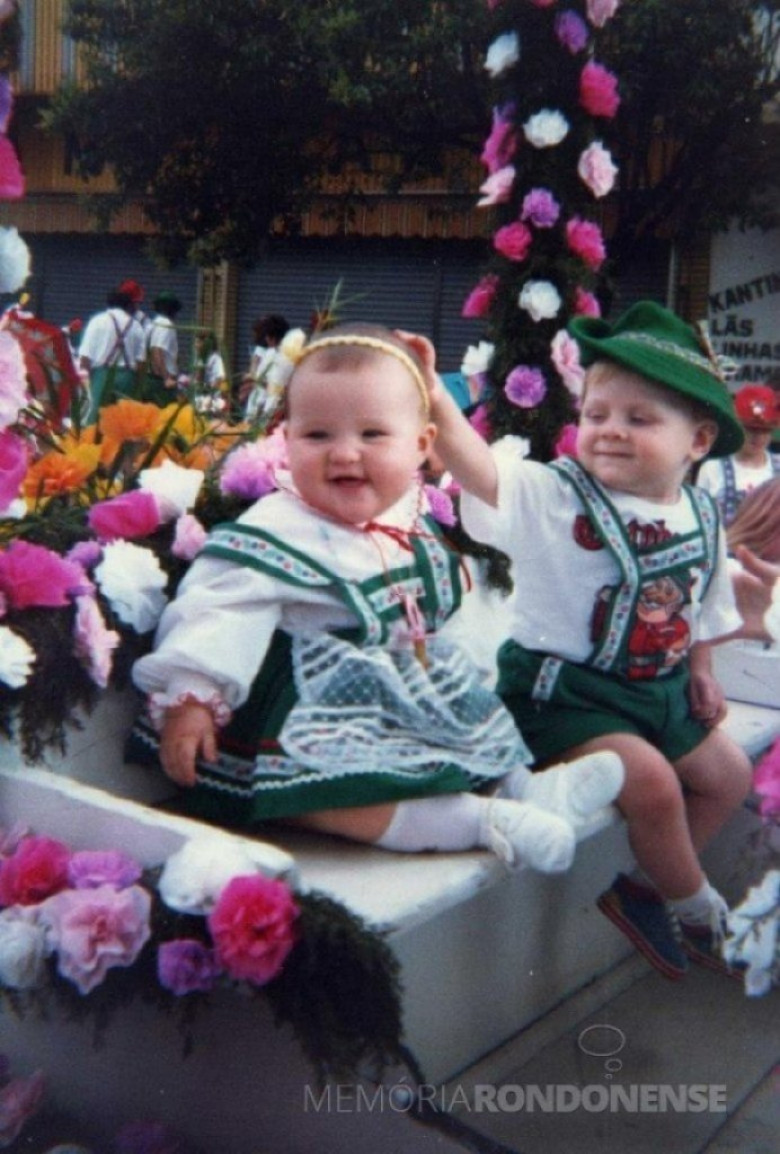 || Kelly Cristina, filha de Karin Inês Rockenbach e Alvir Antonio Lodi; e Ricardo Alexandre, filho de Jane Magale Rockenbach e Romeu Weber. As duas crianças são primos. Imagem: Acervo de Jane Magale Rockenbach Weber.