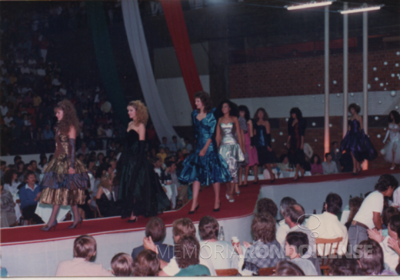 Abertura do desfile das candidatas em traje social. 