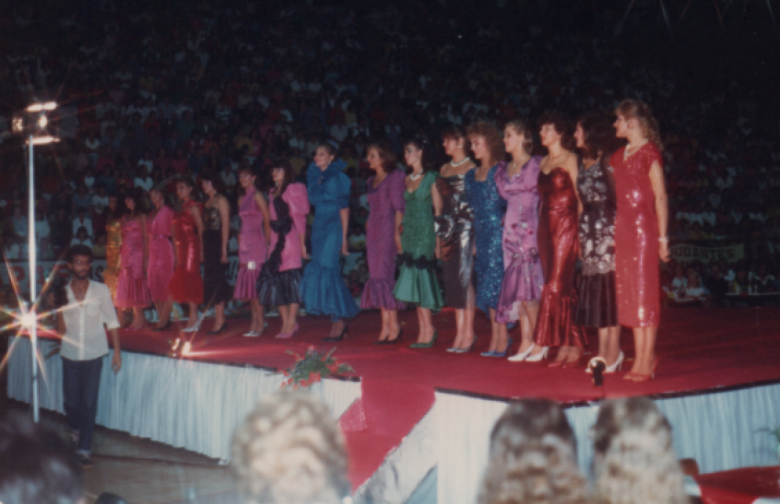 Desfile conjunto em traje social. 