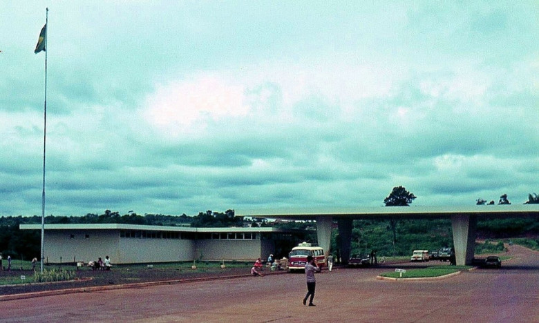 Aduana Brasileira da Ponte da Amizade em Fevereiro de 1966.
Imagem: Acervo Walter Dysarcz - Foz do Iguaçu. 
©Todos os créditos ao autor fotográfico / Facebook.
