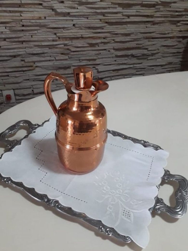 Durante a sua visita à cidade, o ex-presidente tomou um cafezinho servido pela professora rondonense Edite Feiden e duas alunas, com a térmica (foto) de propriedade da rondonense Carmen Bier.
Imagem: Acervo Edite Feiden. 
