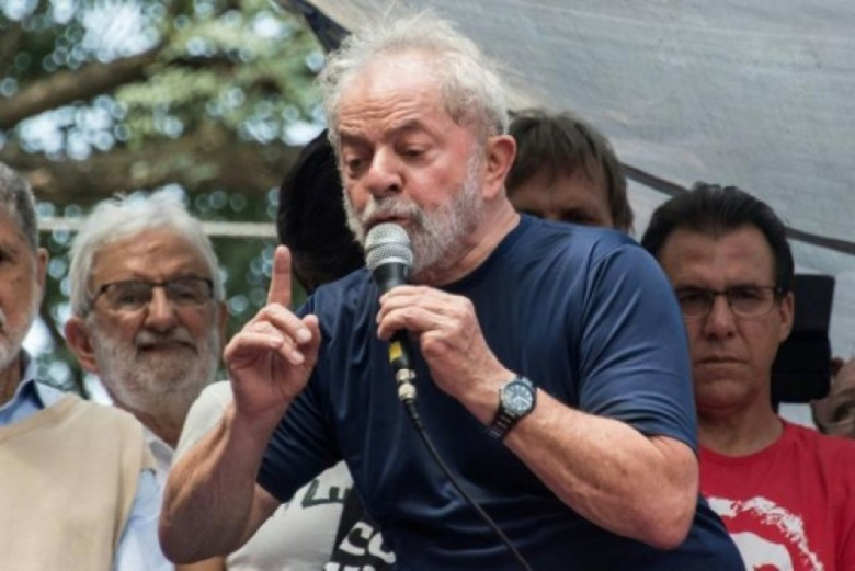 ula discursando em ato público contra a sua prisão, na cidade de São Bernardo do Campo, na sede do Sindicato dos Metalúrgicos do ABC. Imagem: Acervo HojeEmDia - Crédito: Nelson Almeida /AFP