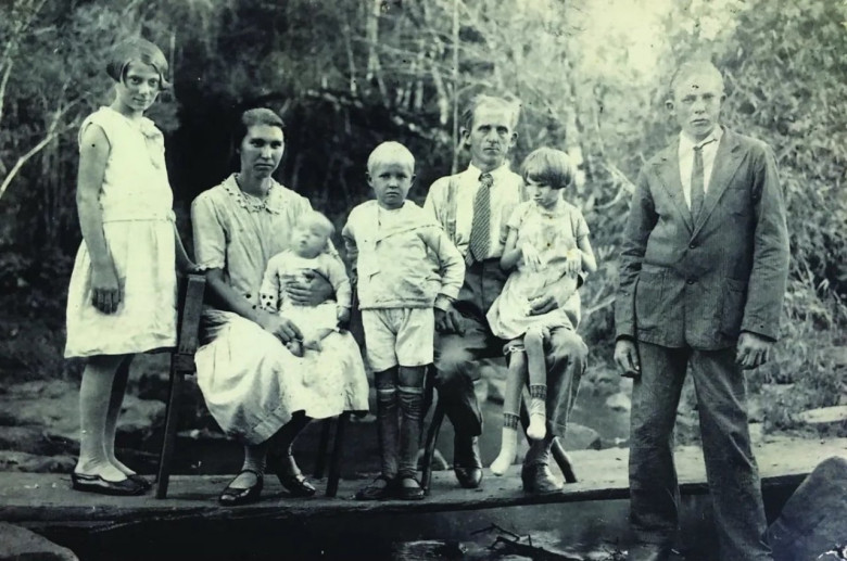 À esquerda Gertrudes, a filha mais velha, a mãe Martha, a irmã Marta, Franz, Marten, Janete e o tio Francisco, em uma ponte de madeira sob o riacho Carimã, em Foz do Iguaçu.
Imagem: Acervo e legenda  de Marcos Kidricki Iwamoto: Foz do Iguaçu e Cataratas  Memórias e Fotos Atuais/ Facebook, em 08 de maio de 2022. 
* Marten é filho do casal imigrante 