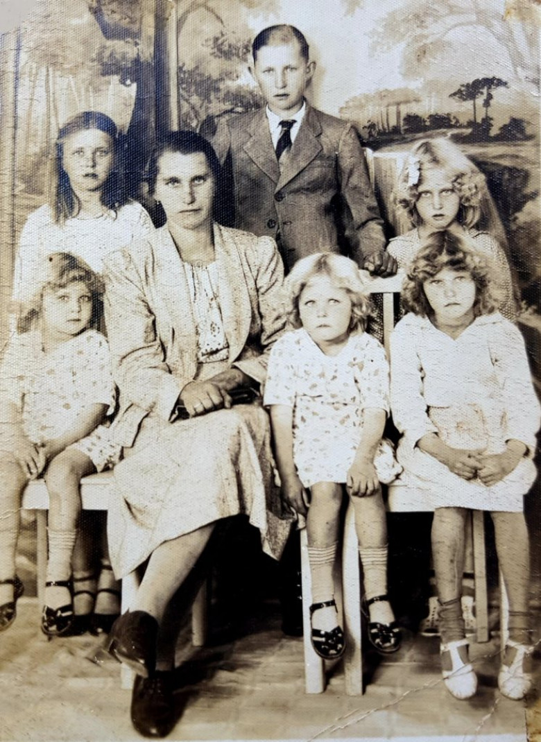 Martha com os filhos Franz, Marta, Elisabete, Margarida, e as gêmeas Guilhermina e Rosina.
Imagem: Acervo e legenda  de Marcos Kidricki Iwamoto: Foz do Iguaçu e Cataratas  Memórias e Fotos Atuais/ Facebook, em 08 de maio de 2022. 


