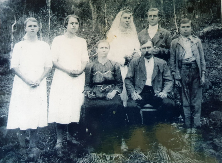 Casamento de Marten e Martha pais*  e irmãos em Cruz Machado/PR, de onde vieram em 1928. Imigrantes humildes e trabalhadores 
Imagem: Acervo e legenda  de Marcos Kidricki Iwamoto: Foz do Iguaçu e Cataratas  Memórias e Fotos Atuais/ Facebook, em 08 de maio de 2022. 
* Janetje e Jan Nieuwenhoff.

