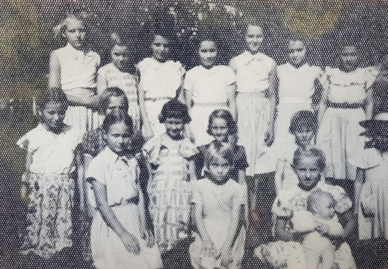 1ª primeira comunhão no Carimã (1939). Guilhermina é a primeira a esquerda com o cabelo esvoaçado e a Rosina é a quinta. Ela ganhou de presente uma enxada.
Imagem: Acervo e legenda  de  Marcos Kidricki Iwamoto: Foz do Iguaçu e Cataratas  Memórias e Fotos Atuais/ Facebook, em 08 de maio de 2022.
* Guilhermina e Rosina  são filhas gêmeas do casal Martha e Marten

