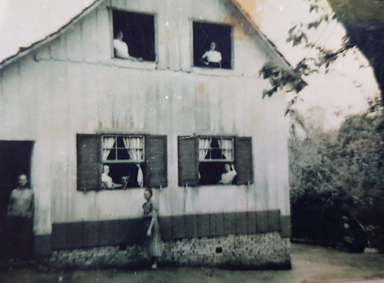 A casa do Carimã, construída pelo Sr. Marten Nieuwenhoff nos anos 40, uma mansão a época. Nas janelas, as meninas, filhas,  fazem pose.
 Imagem: Acervo e legenda  de  Marcos Kidricki Iwamoto: Foz do Iguaçu e Cataratas  Memórias e Fotos Atuais/ Facebook, em 08 de maio de 2022.
