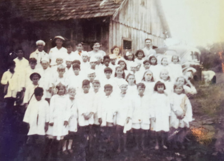 A Escola Isolada do Carimã, a primeira fora do centro de Foz do Iguaçu. Era um antigo curtume, que se transformou em escola graças ao esforço de famílias pioneiras. Mais tarde, construíram uma sede mais apropriada no terreno doado pelo Sr. Marten. Nessa época, usavam um giz feito de mandioca seca.
Imagem: Acervo e legenda  de  Marcos Kidricki Iwamoto: Foz do Iguaçu e Cataratas  Memórias e Fotos Atuais/ Facebook, em 08 de maio de 2022.
