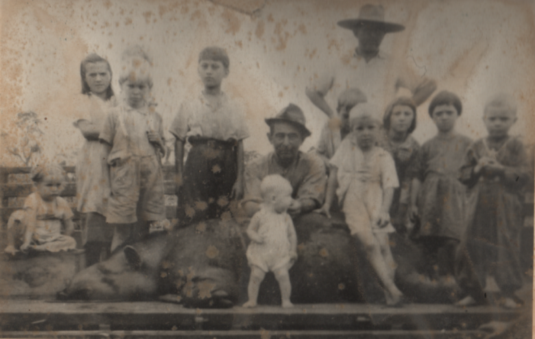 Pioneiro rondonense Leopoldo Schemmer (de cócoras),que chegou de mudança em Marechal Cândido Rondon, em outubro de 1951, posando  com o irmão (em pé) com filhos e sobrinhos, posando a anta abatida.
A criança menor , a frente é Rudi Schmmer, filho do pioneiro.
Imagem: Acervo da família, 