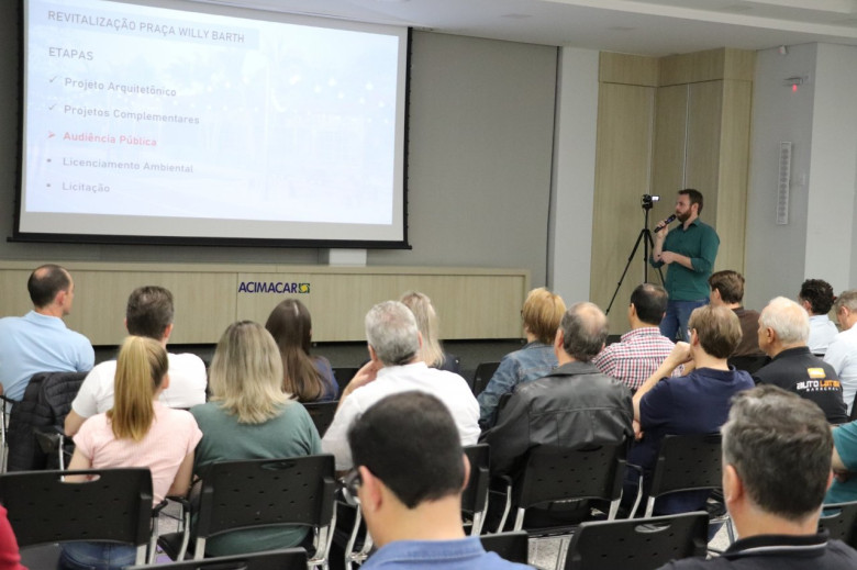 Engenheiro-civil Alisson Ostjen, secretário municipal de Planejamento de Marechal Cândido Rondon, detalhando a proposta de revitalização da Praça Willy Barth. 