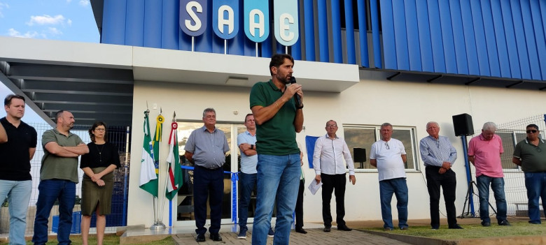 || Alocução do prefeito municipal Marcio Andrei Rauber na solenidade inauguração.
Ao fundo, da esquerda à direita: arquiteto Arlen Güttges, engeneiro eletrecista Rodrigo Palma,  engenheiro civil, diretor geral do SAAE; vereador Vanderlei Caetano Sauer, presidente da Câmara Municipal, Pedro Weirich, Ilo Darci Weirich, vereador licenciado Pedro Rauber, secretário municipal de Viação e Obras Públicas;  Dieter Leonard Seyboth, ex-prefeito municipal de Marechal Cândido Rondon e ex-diretor excutivo do SAAE; e Arildo Camargo, coordenador geral do Consórcio Intermunicipal de Saneamento do Paraná (CISPAR). 