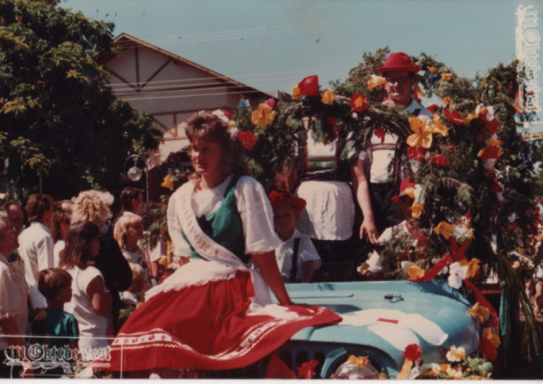 || Soberana do distrito rondonense de Iguiporã desfilando com o carro alegórico do distrito, na Okoberfest 1989.
Imagem: Acervo de Telci e Hildor Dreyer.