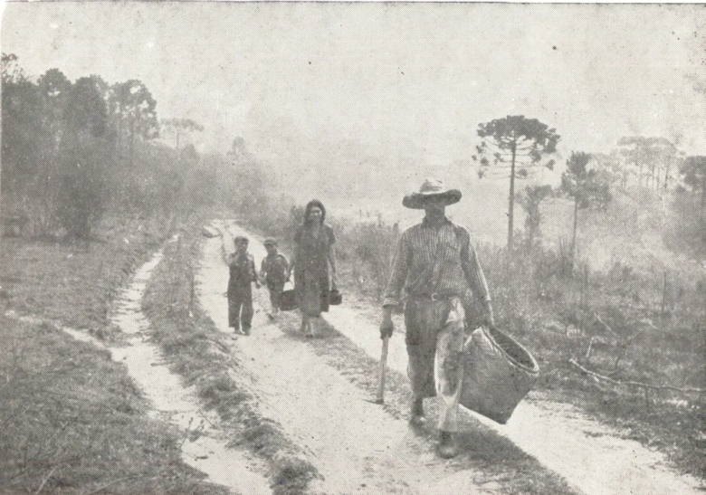 || Colonos deixam as casas atingidas pelo grande incêndio em 1963, no Paraná — Foto: Corpo de Bombeiros/Arquivo - legenda G1.globo.com