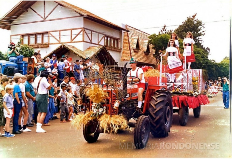 || Outro instantâneo do desfile do Barril de Chope.
A 1ºª menina é Fernanda Schneider, filha do casal rondonense Gilian (nascida Radke) e Nelton Leopoldo Schneider.
No trator, rondonense Urbao Ten Caten.
Imagem: Acervo do enunciado. 