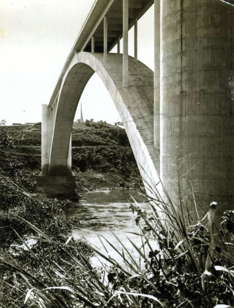 || Ponte fotografada a partir do lado paraguaio.
Imagem: Acervo Fotos Antiguas e Histórias del Paraguay / Facebook.
